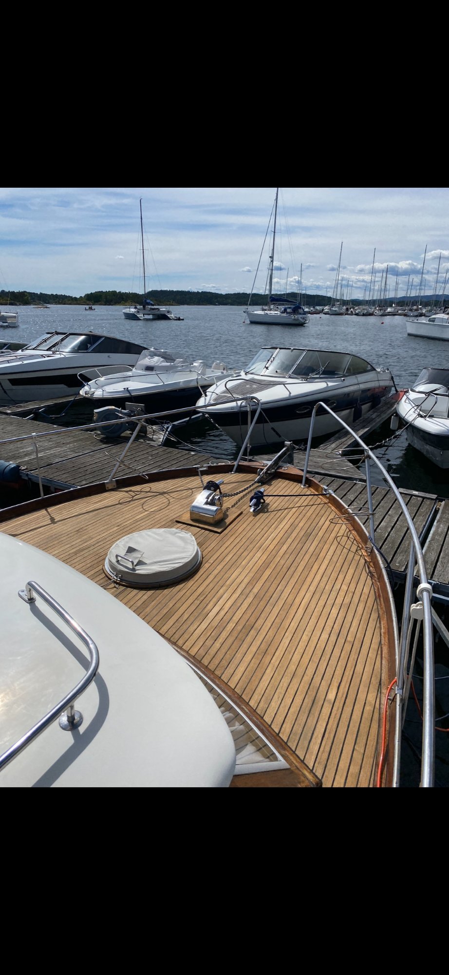 Teakdekk og marinaatmosfære